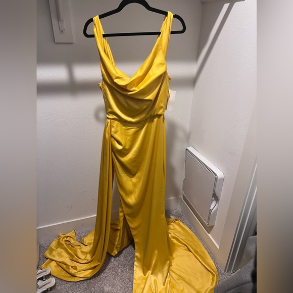 yellow moda glam gown - Picture 1 of 7